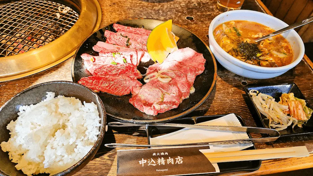 中込精肉店の黒毛和牛竹ランチはタン、カルビ、ロース、キムチ、スープ