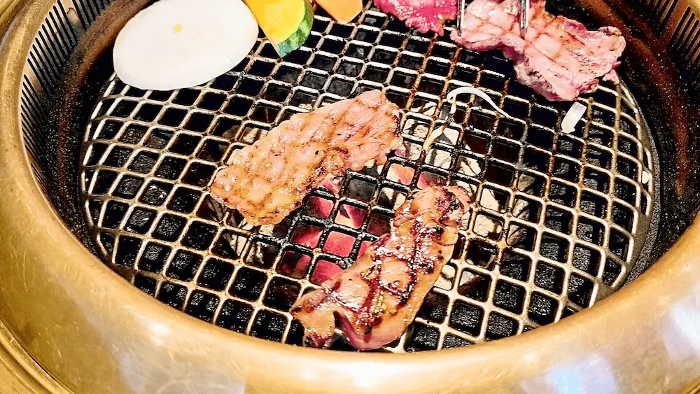 中込精肉店のカルビと中込精肉店のロースを焼く