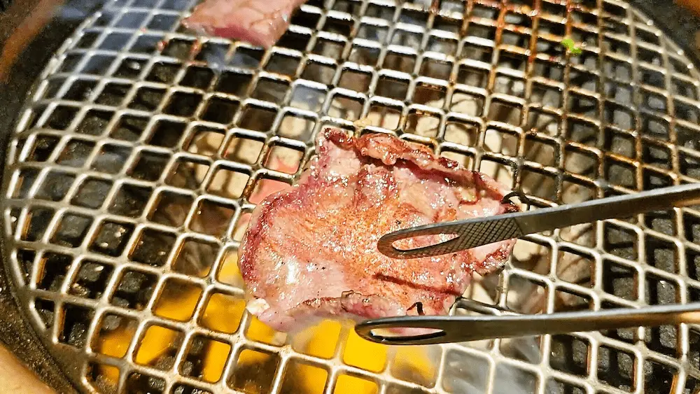 中込精肉店のタンを焼く