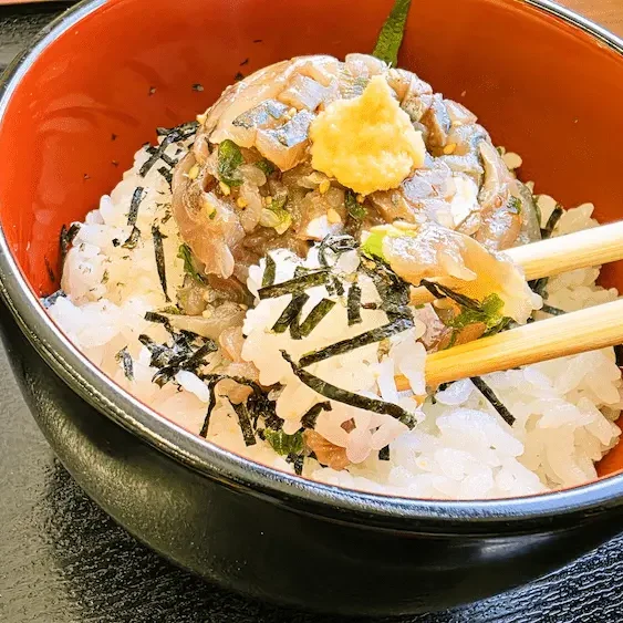 市場の食堂 金目亭の鰺のたたき丼の鰺