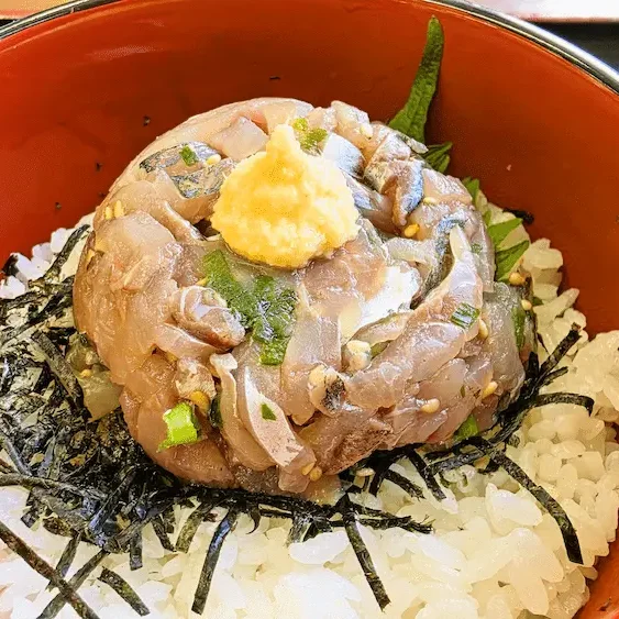市場の食堂 金目亭の鰺のたたき丼のアップ