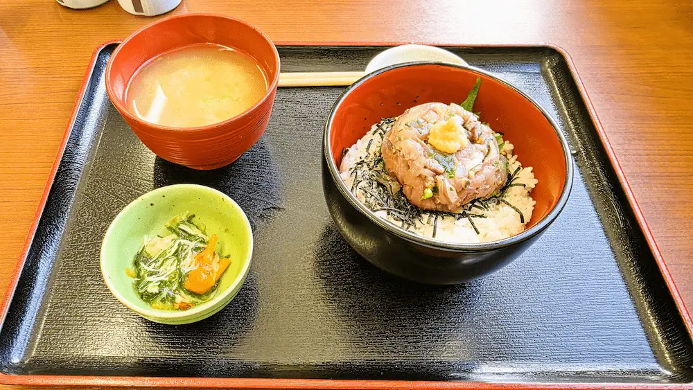 市場の食堂 金目亭の鰺のたたき丼