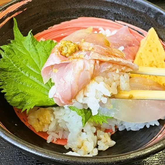 市場の食堂 金目亭 金目鯛三色丼の金目鯛