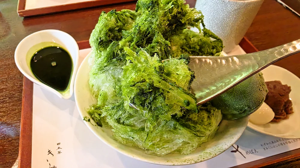 お茶処 きみくら本店の絹氷 贅沢抹茶かき氷のアップ