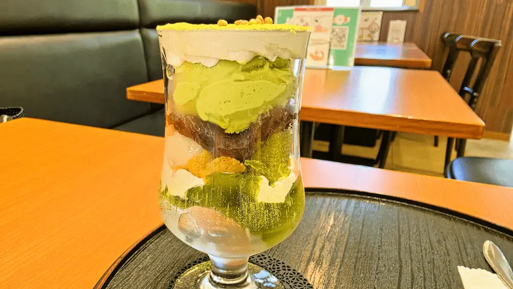 四季菜 Gelato & Café きらりのきらり抹茶パフェを横から層を見る