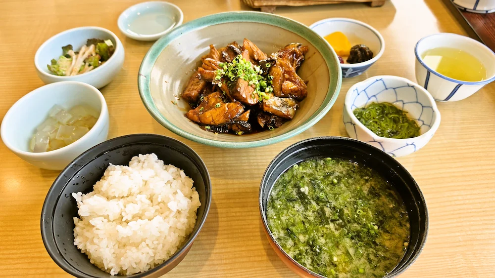海女の小屋 あら煮定食