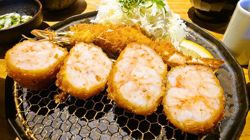 米つむぎの海老カツと海老フライ定食のアップ