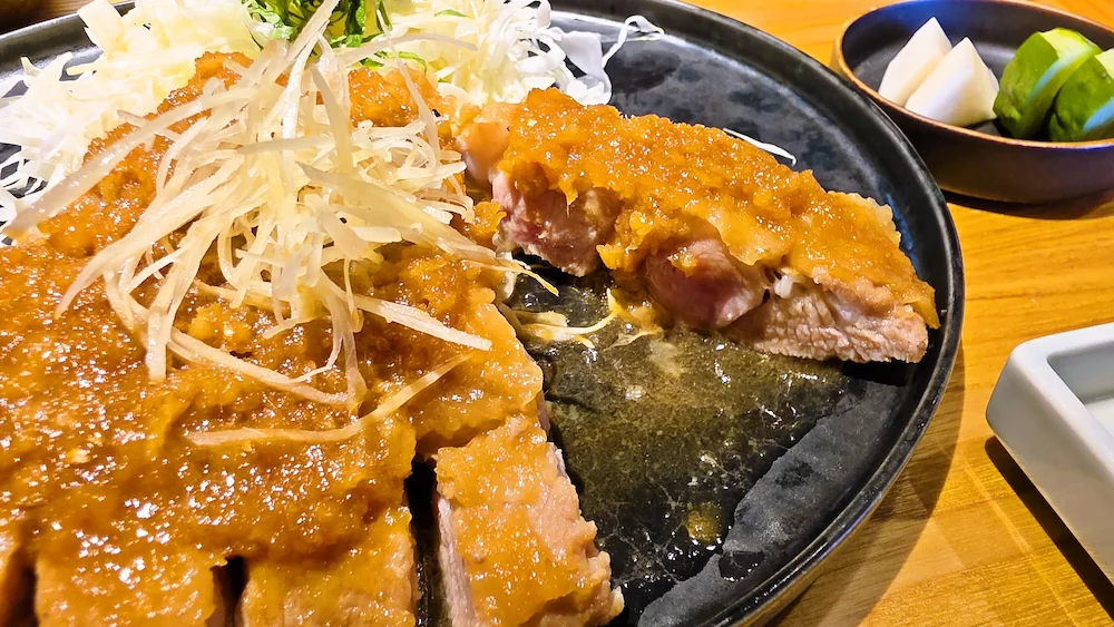 米つむぎの生姜焼き定食の生姜焼きのアップ
