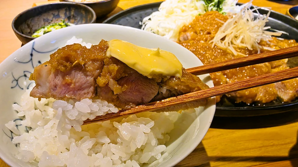 米つむぎの生姜焼き定食の生姜焼きのアップ