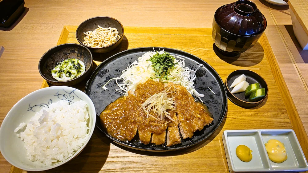 米つむぎの生姜焼き定食