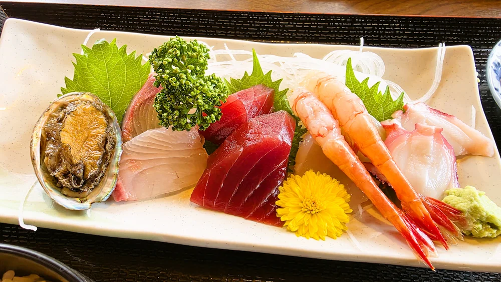 魚福の盛り合わせ定食のアップ
