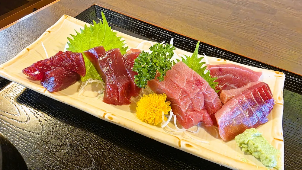 魚福の本マグロ中トロ＆赤身ミックスB並盛のアップ
