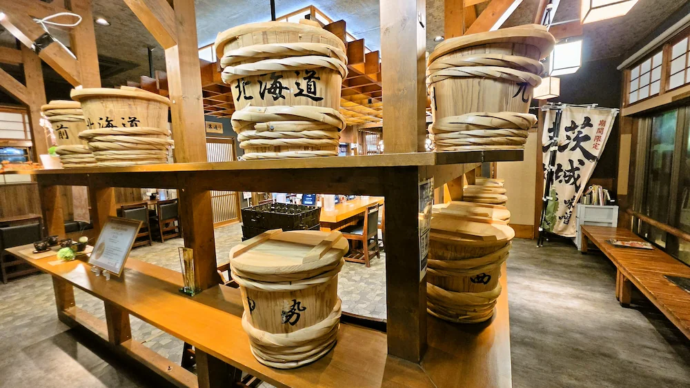 千代商店の味噌樽
