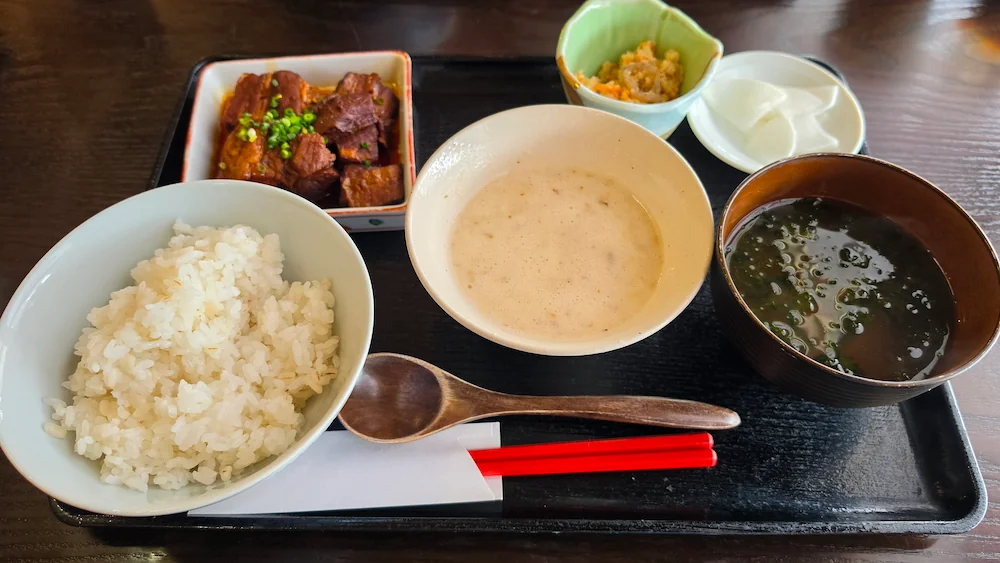 照るてるぼーずの豚の角煮ととろろ定食