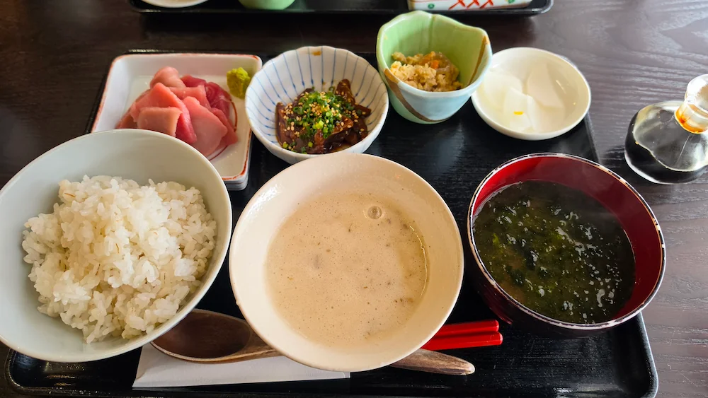 照るてるぼーずの極上南マグロととろろ定食