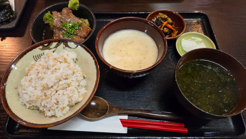 照るてるぼーずの牛カルビととろろ定食