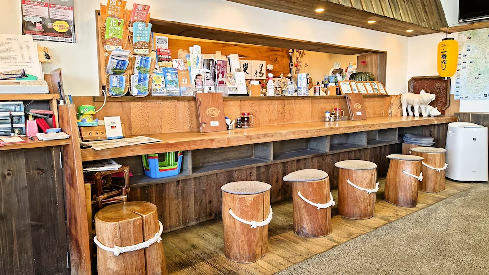 とんかつ錦の店内にあるカウンター席