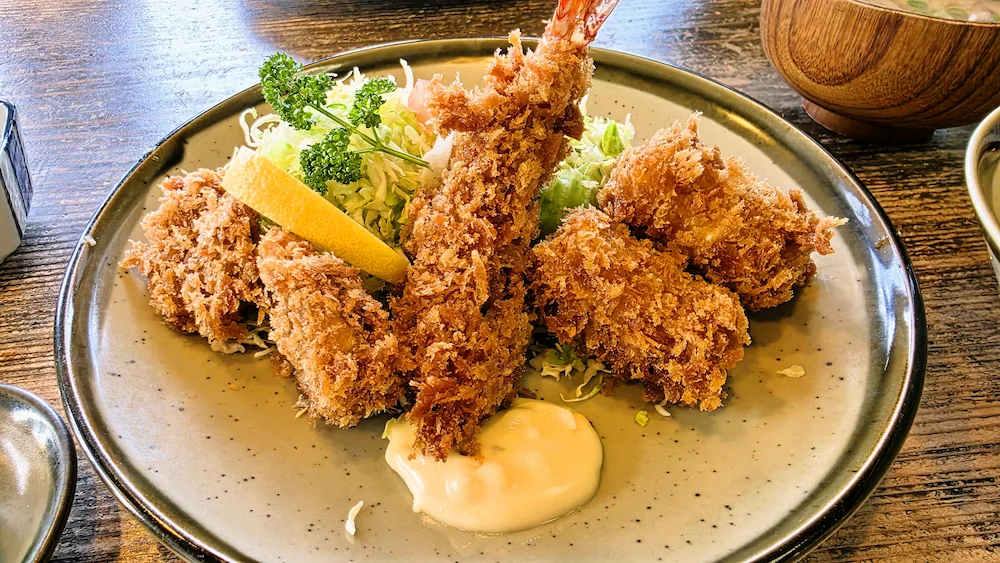 とんかつ錦のお好み盛り合わせ定食をアップで撮影した料理
