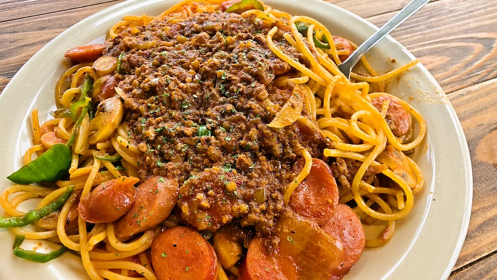 夢の中へ 二代目のナポリタンにミートソースをかけた料理のアップ