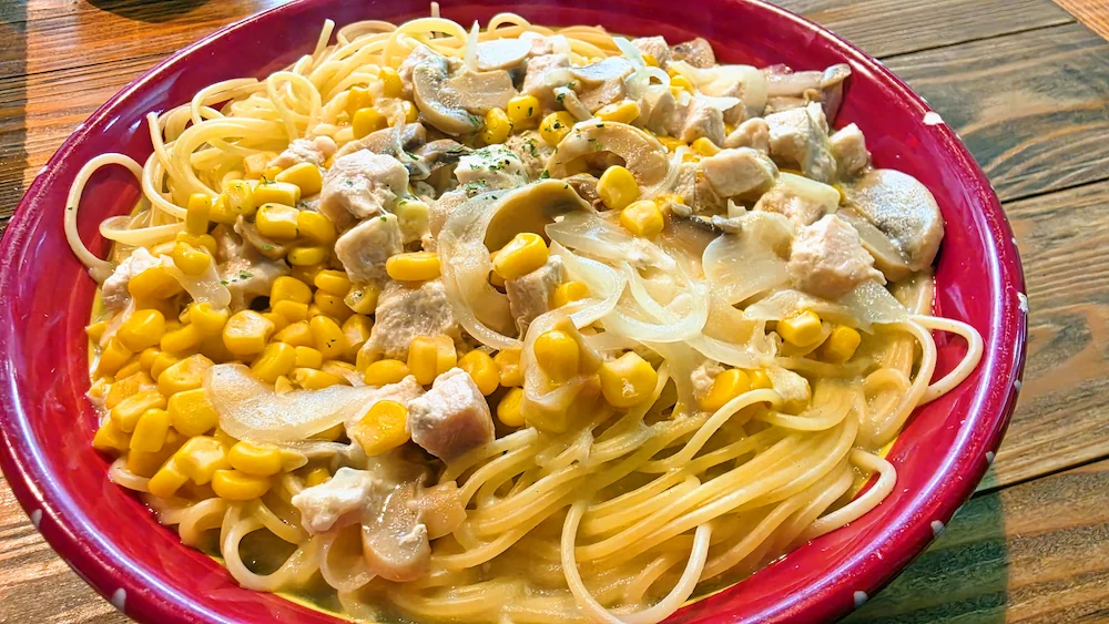 夢の中へ 二代目のスープパスタ クリームチキンマッシュのアップ