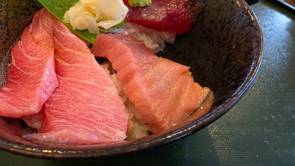 まぐろ茶屋の天然南まぐろの三味どんの中トロ