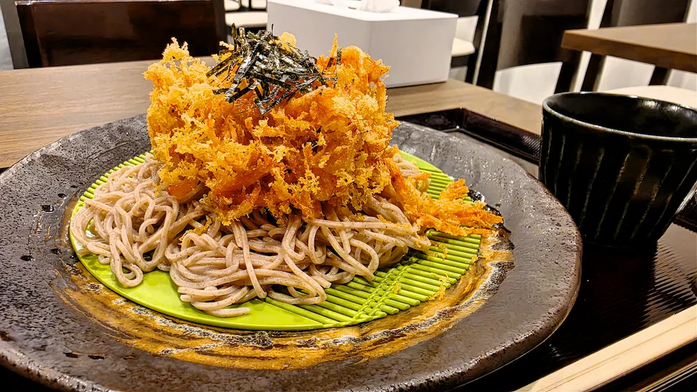 しずまえ食堂の桜えびかき揚げざるそば 横からのビジュアル