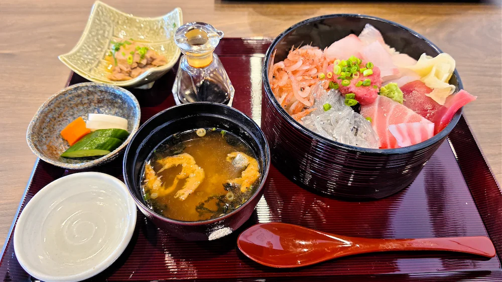 しずまえ食堂 しずまえ海鮮丼やお味噌汁、マグロの煮もの、漬物といった料理