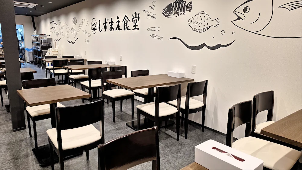 しずまえ食堂のテーブル席